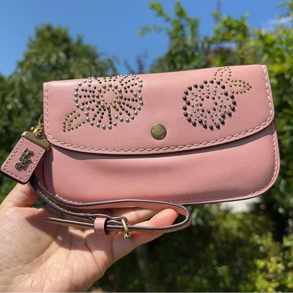 EUC Coach Clutch With Tea Rose Rivets 27190